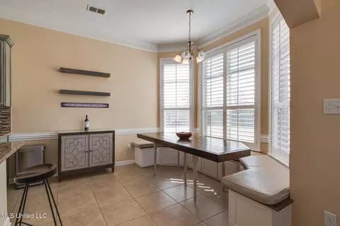 Dining - 7480 Davidson Rd, Olive Branch, MS 38654 photo 2 of 5