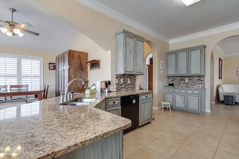 Kitchen - 7480 Davidson Rd, Olive Branch, MS 38654 photo 5 of 6