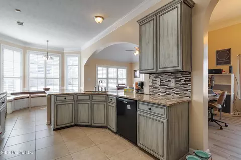 Kitchen - 7480 Davidson Rd, Olive Branch, MS 38654 photo 3 of 6