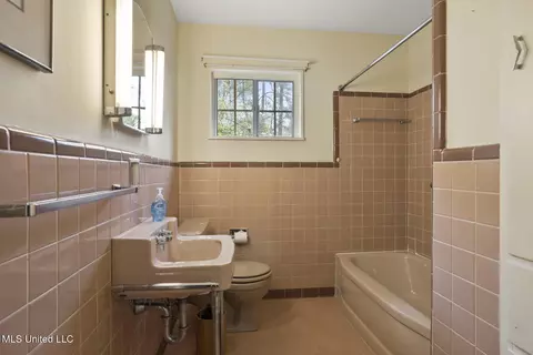 Bath - 2136 E Northside Dr, Jackson, MS 39211 photo 1 of 2