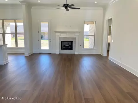Living - 472 Aurora Cir, Canton, MS 39046 photo 2 of 5