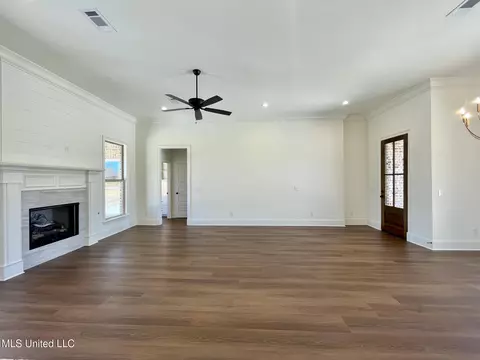 Living - 472 Aurora Cir, Canton, MS 39046 photo 4 of 5