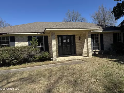 839 W 2nd St, Clarksdale, MS 38614