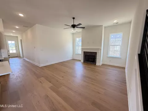 Living - 682 Bolivar Dr, Nesbit, MS 38651 photo 2 of 4