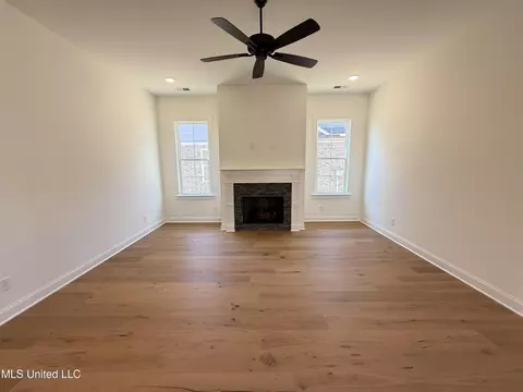 Living - 682 Bolivar Dr, Nesbit, MS 38651 photo 3 of 4