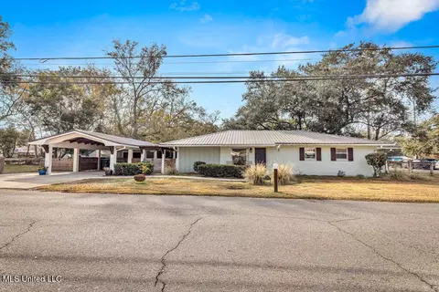 1502 Porter Ave, Ocean Springs, MS 39564