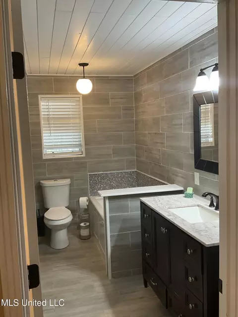 Bath - 6776 Whippoorwill Rd, Olive Branch, MS 38654 photo 1 of 2