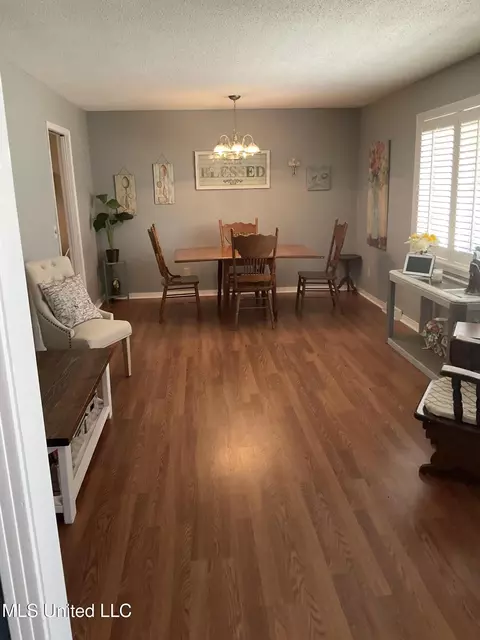 Dining - 6776 Whippoorwill Rd, Olive Branch, MS 38654 photo 1 of 1