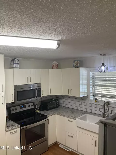 Kitchen - 6776 Whippoorwill Rd, Olive Branch, MS 38654 photo 2 of 3