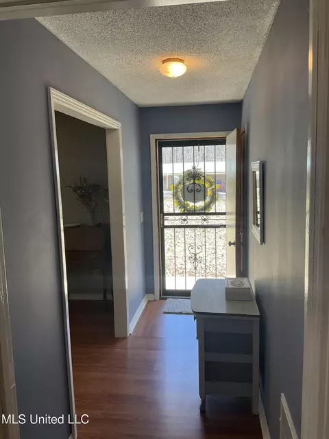 Entry Way - 6776 Whippoorwill Rd, Olive Branch, MS 38654 photo 1 of 3