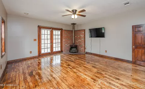 Living - 1244 Haley Rd, Terry, MS 39170 photo 6 of 7