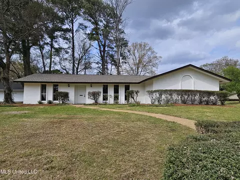 1430 Autumn Oaks Dr, Jackson, MS 39211
