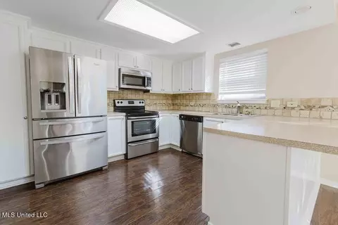 Kitchen - 19 Timber Ridge Dr, Brandon, MS 39042 photo 1 of 2