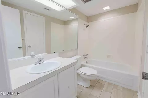Bath - 19 Timber Ridge Dr, Brandon, MS 39042 photo 2 of 3