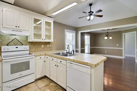 Kitchen - 443 Hemlock Dr, Flowood, MS 39232 photo 2 of 3
