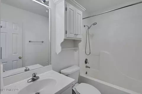 Bath - 443 Hemlock Dr, Flowood, MS 39232 photo 3 of 3