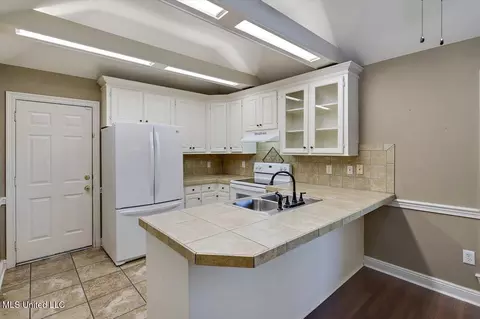 Kitchen - 443 Hemlock Dr, Flowood, MS 39232 photo 1 of 3