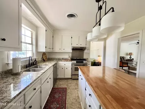 Kitchen - 4245 Berlin Dr, Jackson, MS 39211 photo 4 of 5