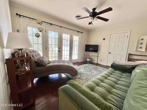 Living - 4245 Berlin Dr, Jackson, MS 39211 photo 4 of 5