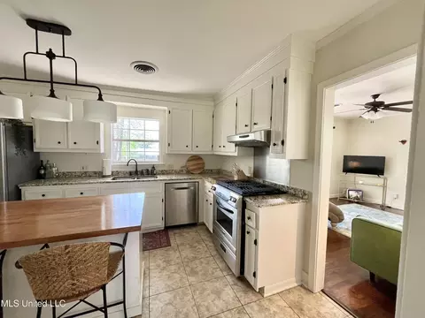 Kitchen - 4245 Berlin Dr, Jackson, MS 39211 photo 2 of 5
