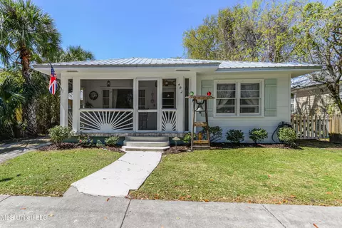402 Hancock St, Bay Saint Louis, MS 39520