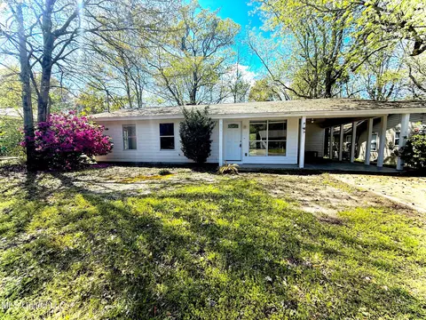 3003 Pineland Dr, Gulfport, MS 39501