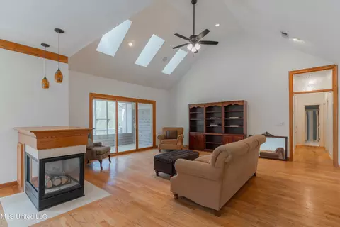 Living - 224 Chestnut Dr, Clinton, MS 39056 photo 7 of 10
