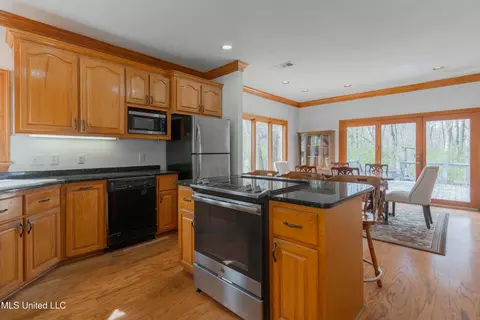Kitchen - 224 Chestnut Dr, Clinton, MS 39056 photo 4 of 7