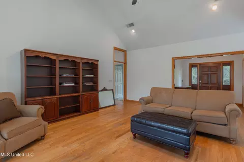 Living - 224 Chestnut Dr, Clinton, MS 39056 photo 4 of 10