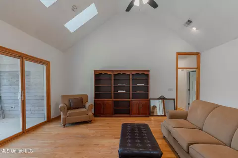 Living - 224 Chestnut Dr, Clinton, MS 39056 photo 5 of 10