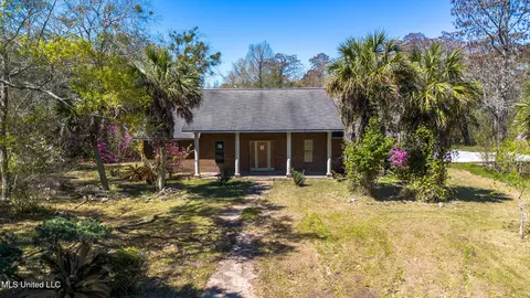 1305 Pine St, Gulfport, MS 39507