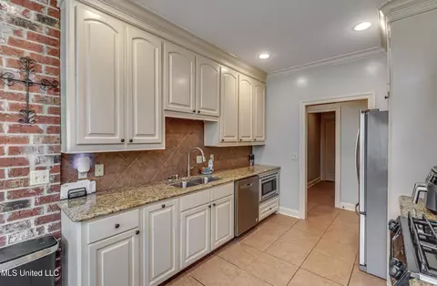 Kitchen - 700 Chambord Dr, Brandon, MS 39042 photo 2 of 3