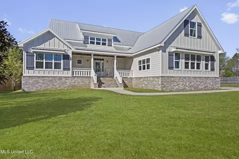 107 Seabrook Dr, Waveland, MS 39576