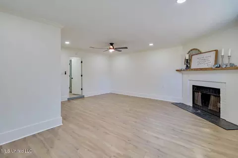 Living - 3525 Patterson Dr, Pearl, MS 39208 photo 4 of 4