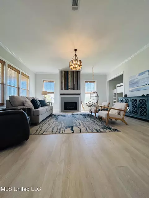 250 Tarpon Dr, Bay Saint Louis, MS 39520