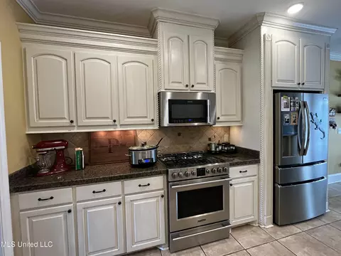 Kitchen - 408 Bridgestone Pl, Florence, MS 39073 photo 4 of 6