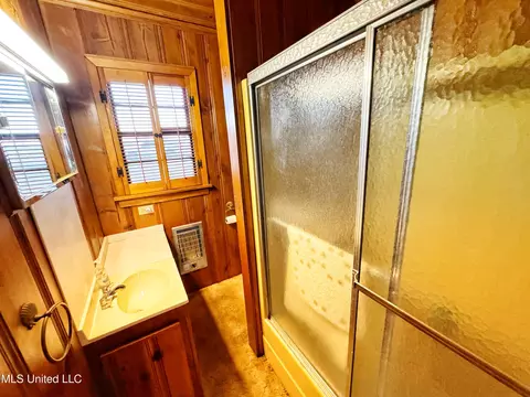 Bath - 445 Lake Dr, Dundee, MS 38626 photo 1 of 2