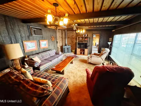 Living - 445 Lake Dr, Dundee, MS 38626 photo 3 of 4