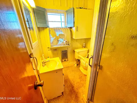 Bath - 445 Lake Dr, Dundee, MS 38626 photo 2 of 2