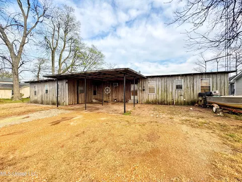 445 Lake Dr, Dundee, MS 38626