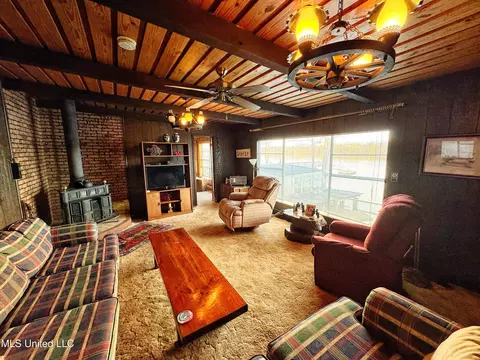 Living - 445 Lake Dr, Dundee, MS 38626 photo 2 of 4