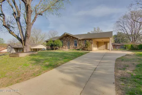 5687 Iroquois Dr, Horn Lake, MS 38637