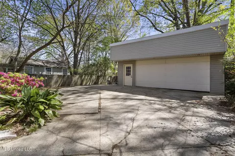 Exterior - 3992 Council Cir, Jackson, MS 39206 photo 6 of 9