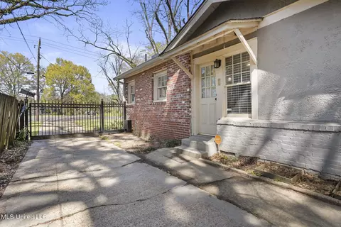Exterior - 3992 Council Cir, Jackson, MS 39206 photo 5 of 9