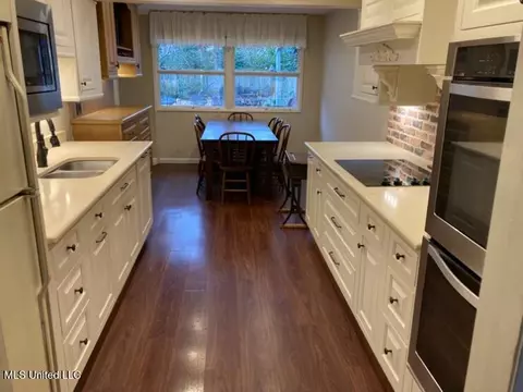 Kitchen - 5175 Reddoch Dr, Jackson, MS 39211 photo 4 of 6