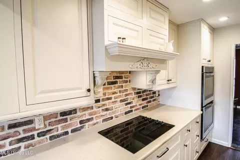 Kitchen - 5175 Reddoch Dr, Jackson, MS 39211 photo 6 of 6