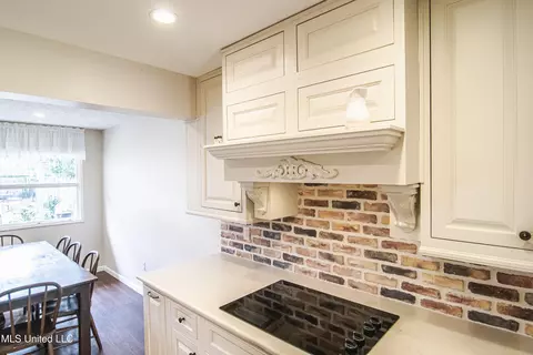 Kitchen - 5175 Reddoch Dr, Jackson, MS 39211 photo 1 of 6