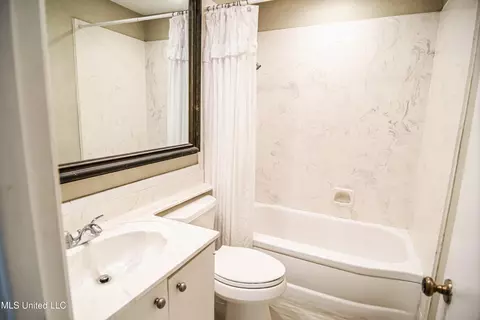 Bath - 5175 Reddoch Dr, Jackson, MS 39211 photo 3 of 7