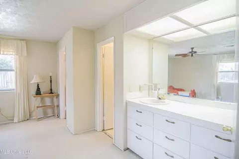Bath - 5175 Reddoch Dr, Jackson, MS 39211 photo 5 of 7
