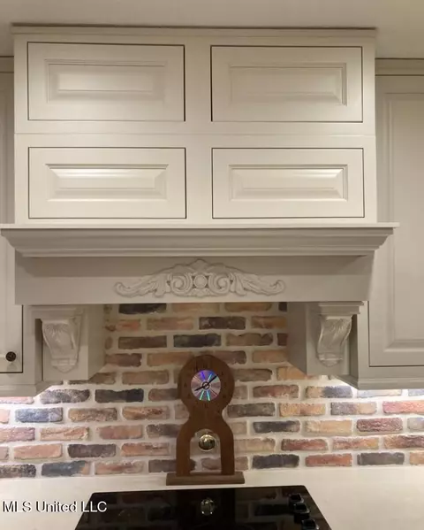 Kitchen - 5175 Reddoch Dr, Jackson, MS 39211 photo 2 of 6